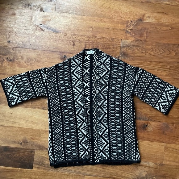 Velvet by Graham & Spencer Black and White Geometric Patterned Open Cardigan - Picture 6 of 13